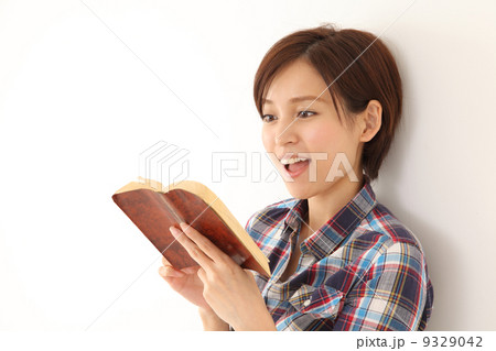 書物を見る女性 書物を見る女性 9329042