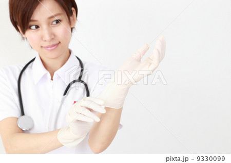 グローブをはめる医師（ナース） 9330099