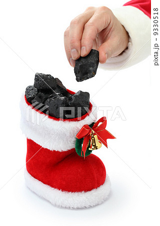 クリスマスソックスに石炭をいれるサンタクロース クリスマスソックスに石炭をいれるサンタクロース 9330518