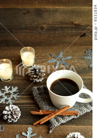 コーヒーとシナモンスティック　冬のイメージ 9331634
