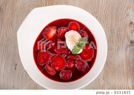 Strawberry and rhubarb soup 9331835