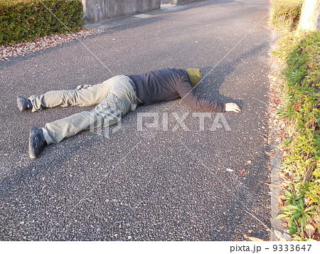 路上に倒れる男性 9333647