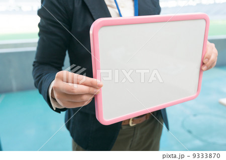 ボードを持った女性 ボードを持った女性 9333870