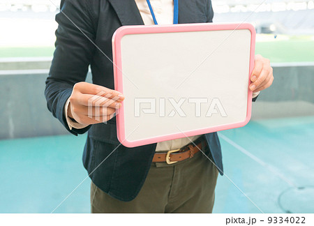 ボードを持った女性 9334022