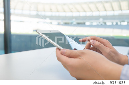 競技場でタブレット 9334023