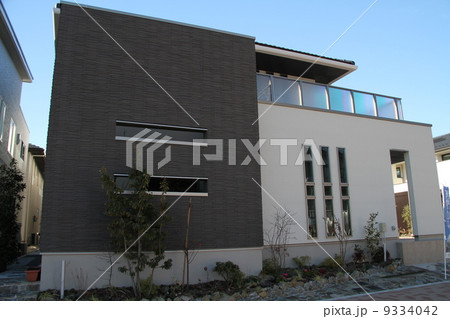 細長い窓のモデルハウスの写真素材