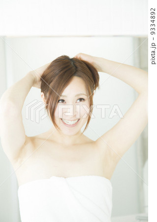洗面所の女性 洗面所の女性 9334892