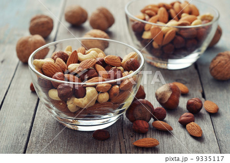 Nut mix in glass bowls 9335117