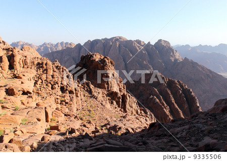 エジプト、シナイ山の岩山 9335506