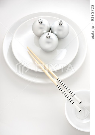 Snow rolls. 9335728