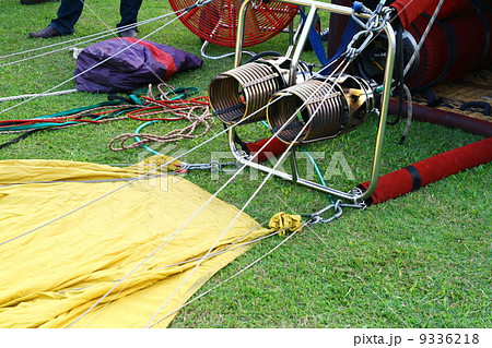 set up balloon on ground 9336218