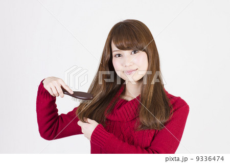 ブラシで髪の毛を解く若い女性 ブラシで髪の毛を解く若い女性 9336474
