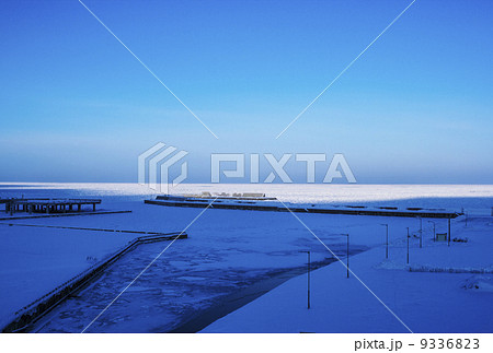 ウトロの夜明け　冬の北海道　北海道観光 9336823
