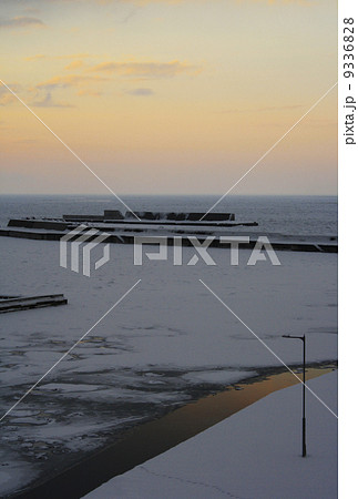 朝焼けのウトロ　冬の北海道観光 9336828