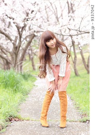 さくらと女性 さくらと女性 9337042