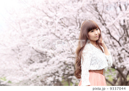 さくらと女性 さくらと女性 9337044