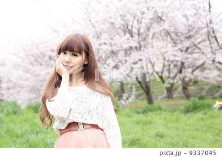 さくらと女性 さくらと女性 9337045