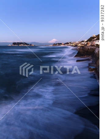 湘南 七里ガ浜海岸からの江ノ島と富士山 湘南 七里ガ浜海岸からの江ノ島と富士山 9337282