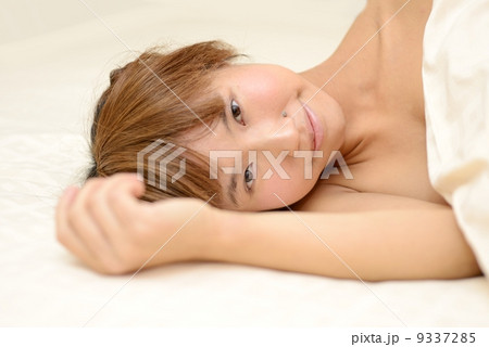 横になる 横になる 9337285