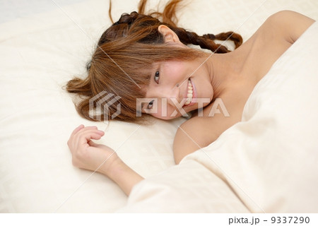 横になる 9337290