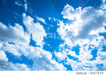 神々しい青空の写真素材