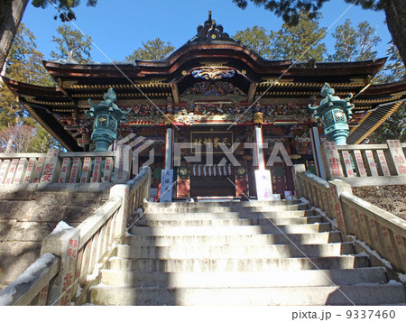 雪の中の三峰神社 拝殿 の写真素材