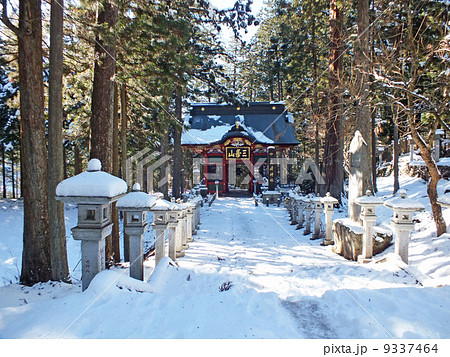 雪の中の三峰神社 随身門 の写真素材