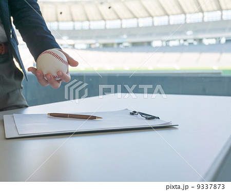 スタジアムと女性 9337873