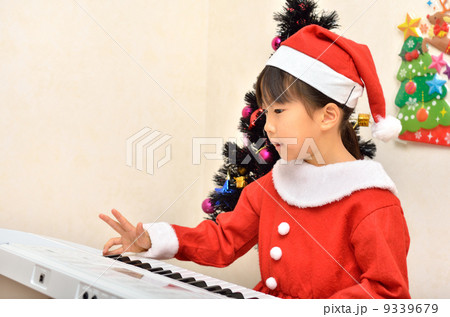 ピアノを弾くサンタクロース衣装の女の子 ピアノを弾くサンタクロース衣装の女の子 9339679