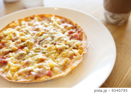 Pizza ham and mushroom 9340795