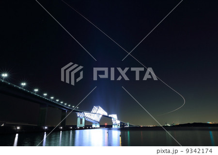 旅客機の航跡と東京ゲートブリッジ 9342174