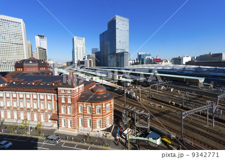 東京駅　赤レンガの駅舎とホームを望む 9342771