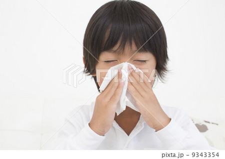 ティッシュで鼻をかむ小学生 9343354