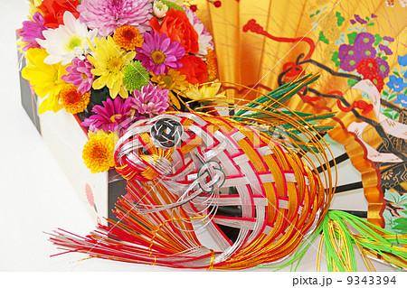 花 フラワーアレンジメント 植物 お正月 結婚 新年 鯛 水引 伝統 年賀状素材 和 花束 ブ の写真素材