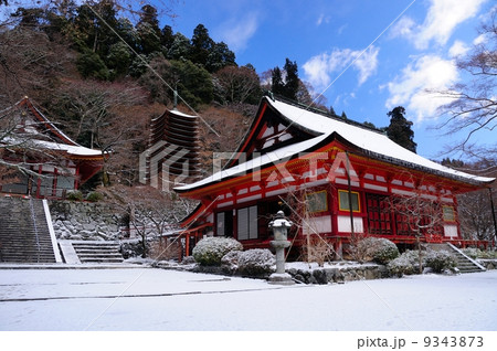 談山神社　けまりの庭から十三重塔を望む 9343873