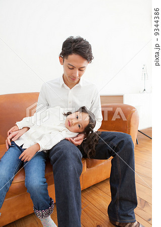 パパに甘える娘 9344386