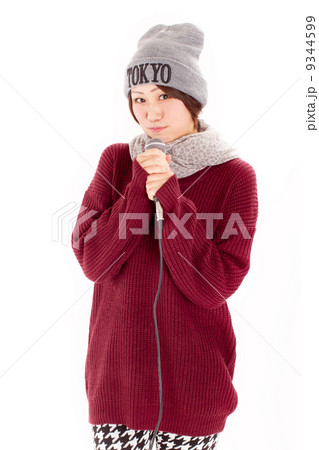 可愛らしいポーズでカラオケをする秋冬の服を着た女の子 可愛らしいポーズでカラオケをする秋冬の服を着た女の子 9344599