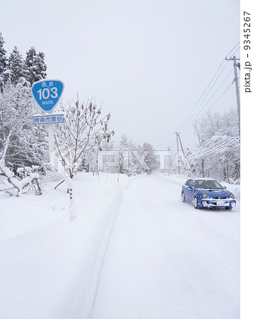 冬の国道103号線(青森県青森市) 冬の国道103号線(青森県青森市) 9345267