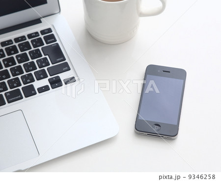 スマホとパソコンのビジネスイメージの画像 スマホとパソコンのビジネスイメージの画像 9346258