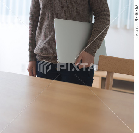 ノートパソコンを持つ女性 9346362