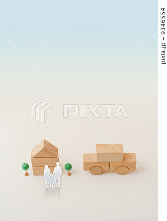 積み木で作る家族の家と車 積み木で作る家族の家と車 9346554
