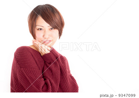 可愛らしく両手を合わせてアヒル口でお願いするキュートな女の子 可愛らしく両手を合わせてアヒル口でお願いするキュートな女の子 9347099