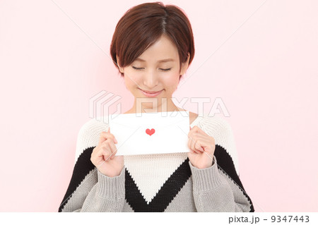 手紙を出す女性 9347443