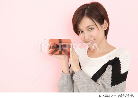 プレゼントを渡す女性 9347446