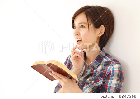 書物を見る女性 9347569