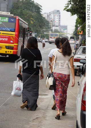 道路を歩くヤンゴン女性 yangon 2013 道路を歩くヤンゴン女性 yangon 2013 9347822