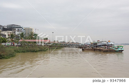 ヤンゴン川　埠頭風景　yangon 2013 9347966