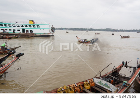 ヤンゴン川　乗合ボート yangon 2013 9347968