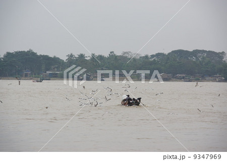 ヤンゴン川　乗合ボート　yangon 2013 9347969