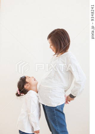 妊娠6ヶ月 妊娠中期 笑い合う母子 妊娠6ヶ月 妊娠中期 笑い合う母子 9348241